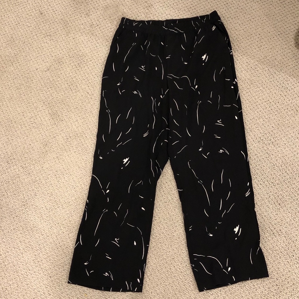 Abstract print cropped pants with pockets.